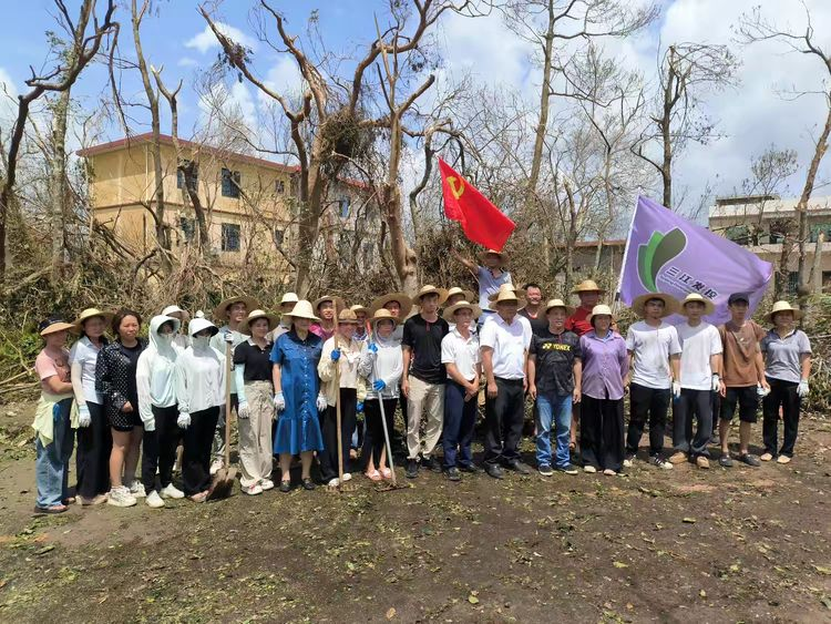 图片5-场部及大尼山村口道路清障